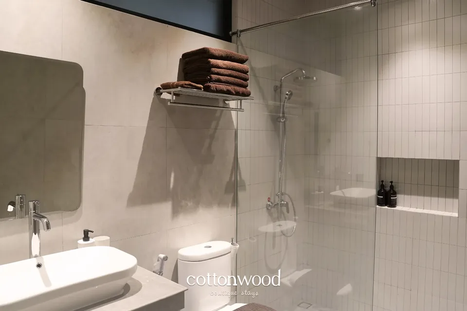 Cottonwood Lavish Villa Yaputa @Puncak — interior photo 4